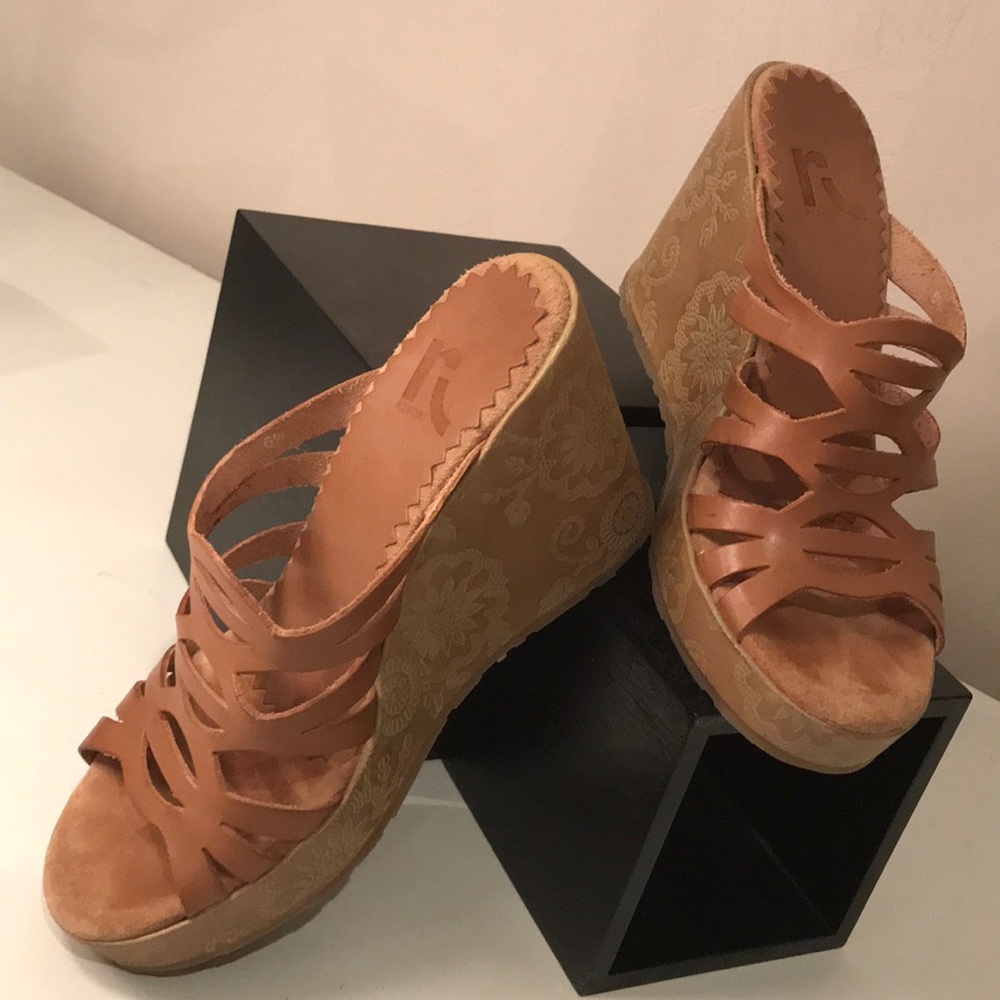 Report Jada Platform Sandal sz6.5